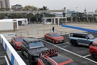 一脸懵？林加德抵达韩国机场后球迷送给他一把短箫